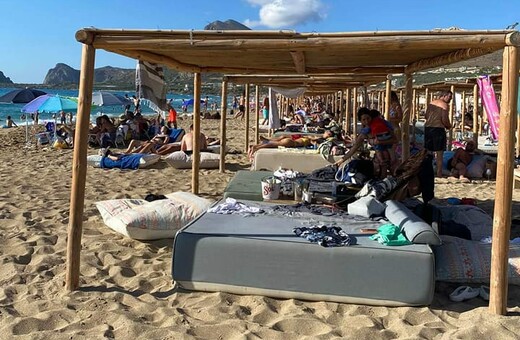 Φαλάσαρνα: Πώς κατελήφθη ασφυκτικά η πιο ωραία παραλία της Ελλάδας χωρίς καμμία άδεια