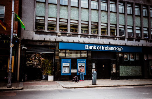 Ιρλανδία: Τα ΑΤΜ της Bank of Ireland άρχισαν να μοιράζουν χθες δωρεάν χρήματα