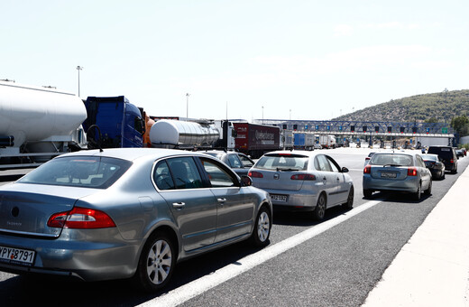 Φωτιά σε βυτιοφόρο: Κλειστά τα διόδια της Ελευσίνας προς Κόρινθο- Μποτιλιάρισμα στην εθνική οδό