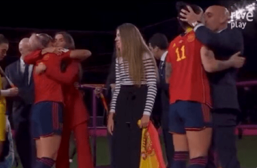 Μουντιάλ γυναικών: Σάλος με τον πρόεδρο της ισπανικής ομοσπονδίας- Φίλησε στο στόμα παίκτρια, στην απονομή
