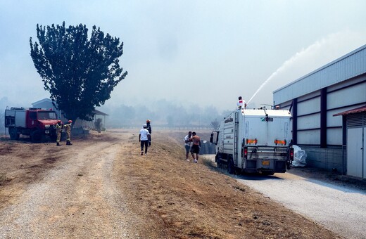 Φωτιά στην Εύβοια: Εκκενώνονται η βιομηχανική περιοχή της Νέας Αρτάκης και ο Βατώντας