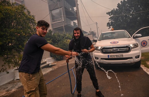 Φωτιά στη Φυλή: Κέντρο φιλοξενίας στο δημαρχείο Άνω Λιοσίων 