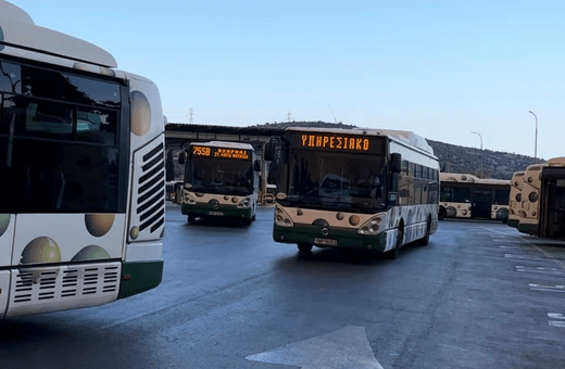Φωτιά στη Φυλή: Απομάκρυνση 161 λεωφορείων από το αμαξοστάσιο των Άνω Λιοσίων 
