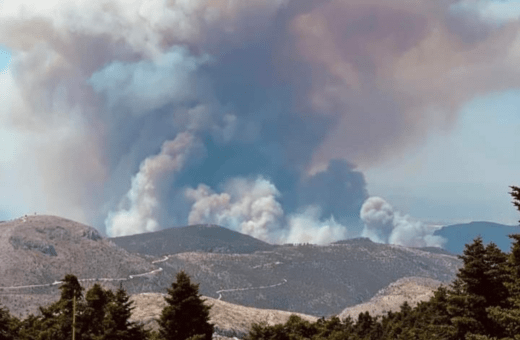 Φωτιά στη Φυλή: Οι φλόγες κύκλωσαν τη μονή Κλειστών- Εγκλωβισμένες μοναχές