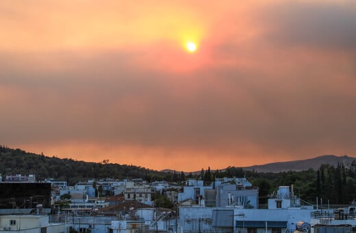 Φωτιά στην Πάρνηθα: «Στο κόκκινο» Δυτική Αττική και Πειραιάς λόγω των επικίνδυνων αιωρούμενων σωματιδίων