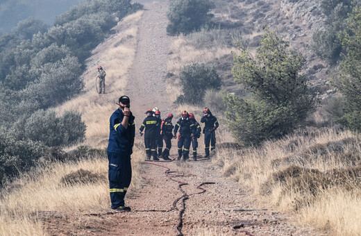 Φωτιά στην Πάρνηθα: Καίγονται σπίτια, εκκενώθηκαν οικισμοί- Αγνοείται 77χρονος