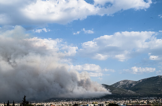 Φωτιά στην Πάρνηθα: Οι φλόγες φτάνουν στον Εθνικό Δρυμό