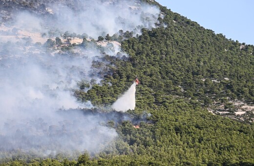 Φωτιά στην Πάρνηθα- Πυροσβεστική: Κάποιοι πετούν drones, μπορεί να προκληθεί ατύχημα