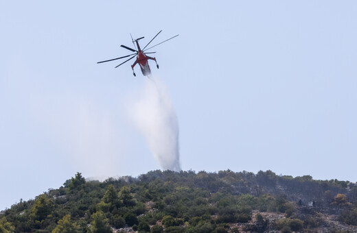 Φωτιά στην Πάρνηθα: Πλάνα που κόβουν την ανάσα από το ελικόπτερο της πυροσβεστικής 