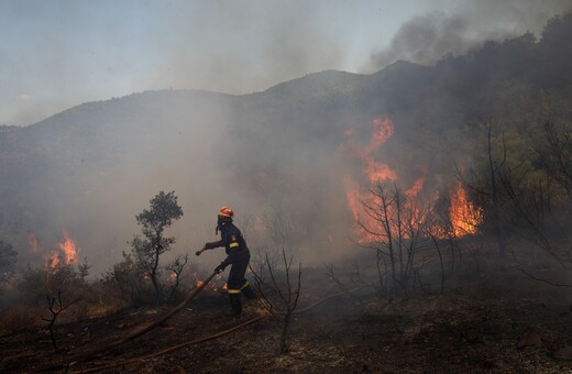 Φωτιές: Μαίνονται τα πύρινα μέτωπα σε Έβρο, Ροδόπη και Πάρνηθα