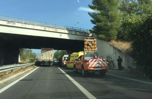 Μαγνησία: Ασθενοφόρο με τρεις επιβάτες άρπαξε φωτιά στον κόμβο Βελεστίνου
