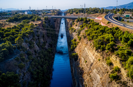 Πλοίο προσέκρουσε στη διώρυγα της Κορίνθου 