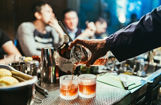 ΑΑΔΕ: «Λουκέτο» σε 28 μπαρ στην Κέρκυρα- Για ποτά «μπόμπες» και φοροδιαφυγή