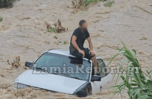 Κακοκαιρία Daniel: Η στιγμή διάσωσης οδηγού από ορμητικά νερά στη Λαμία