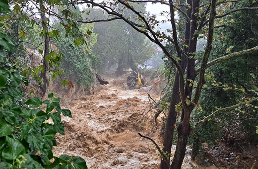 Κακοκαιρία Daniel: Σπίτια βυθίστηκαν σε ρέμα - Εικόνες ολικής καταστροφής 