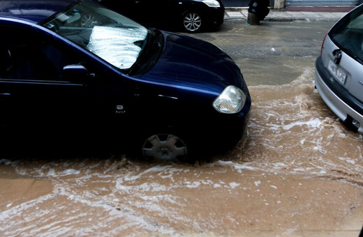 Διεκόπη ξανά η κυκλοφορίας στην οδό Πειραιώς λόγω της κακοκαιρίας Daniel