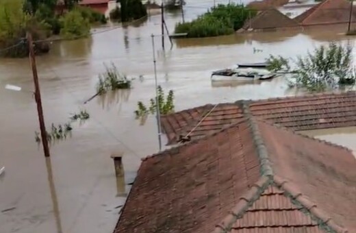 Κακοκαιρία: Δραματικές εικόνες στον Παλαμά Καρδίτσας - Κάτοικοι στις στέγες, «θα έχουμε πνιγμούς»