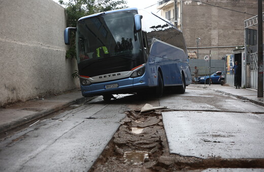 Κακοκαιρία Daniel: Λεωφορείο βούλιαξε σε λακκούβα- Καταστράφηκαν δρόμοι στο Μοσχάτο