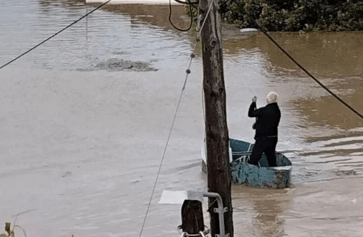 Κακοκαιρία- Καρδίτσα: 80χρονος πήρε τη βάρκα του και απεγκλώβισε συγχωριανούς του