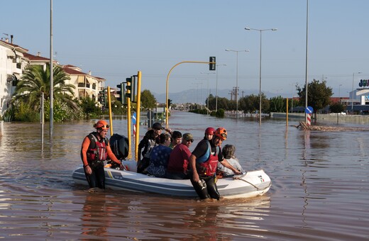 Κακοκαιρία - Ανατράπηκαν δύο σωσίβιες λέμβοι στη Γιαννούλη Λάρισας 