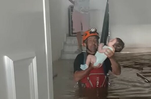 Θεσσαλία: Μωρό απεγκλωβίζεται από πλημμυρισμένο σπίτι - Έκλαιγε η μητέρα του
