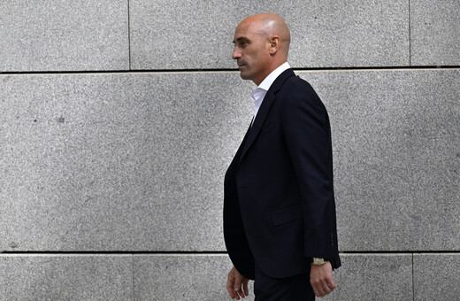 Περιοριστικά μέτρα στον Λούις Ρουμπιάλες μετά το φιλί στην Ερμόσο - Δεν μπορεί να την πλησιάσει στα 200 μέτρα