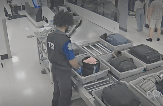 Αστυνομικοί έκλεβαν χρήματα από τσάντες επιβατών σε αεροδρόμιο αλλά τους «έπιασε» η κάμερα