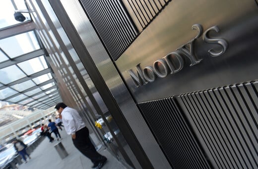 Moody’s: Διπλή αναβάθμιση της Ελλάδας- Ένα σκαλοπάτι κάτω από την επενδυτική βαθμίδα