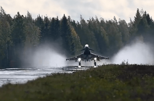 Μαχητικά F-35 προσγειώθηκαν σε αυτοκινητόδρομο 
