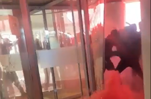 Οριστική διακοπή στο Άγιαξ-Φέγενορντ: Έξαλλοι οπαδοί των γηπεδούχων προκαλούν ζημιές στο γήπεδο