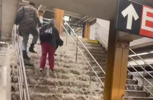 Πλημμύρες στη Νέα Υόρκη: «Καταρράκτες» στο μετρό, εγκλωβισμένοι πολίτες