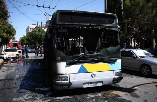 Άγιοι Ανάργυροι: Επίθεση με γλάστρα σε εν κινήσει λεωφορείο