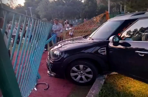 Τροχαίο ατύχημα στη Βουλιαγμένη: Αυτοκίνητο έπεσε πάνω σε παιδική χαρά