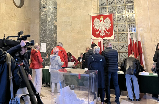 Εκλογές στην Πολωνία: Στις κάλπες οι πολίτες – Προβάδισμα στο κυβερνών κόμμα δίνουν οι δημοσκοπήσεις