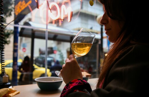 Πίνουμε (και) οικονομικά στα wine bars