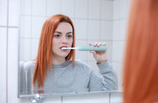 Γιατί δεν πρέπει να βουρτσίζουμε τα δόντια μας περισσότερες από δύο φορές την ημέρα