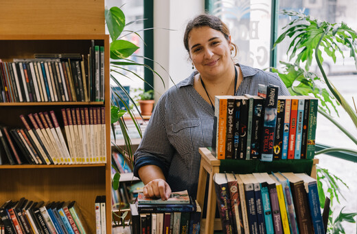 Το φιλανθρωπικό βιβλιοπωλείο της Αθήνας που μοιράζει τα έσοδα του σε κακοποιημένες γυναίκες 
