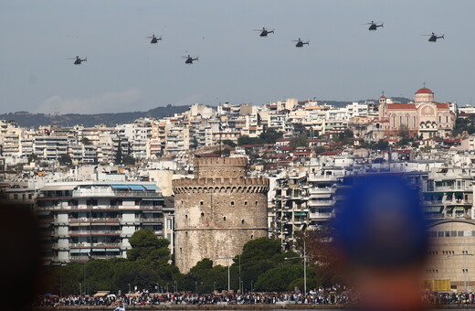 28η Οκτωβρίου: Με στρατιωτικά ελικόπτερα και F-16 ολοκληρώθηκε η παρέλαση στη Θεσσαλονίκη