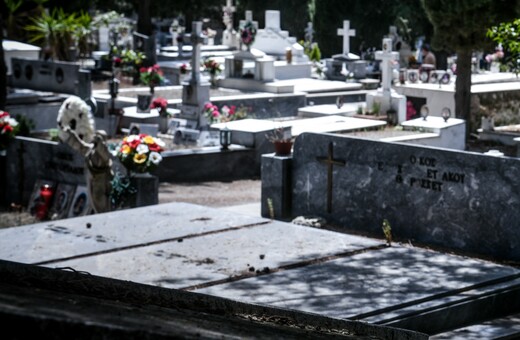 Οικογενειακός καβγάς σε νεκροταφείο - Τρεις συλλήψεις 