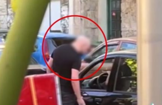 Καβγάς μεταξύ οδηγών στον δρόμο: Άνδρας χτύπησε γυναίκα, της κλώτσησε το αυτοκίνητο