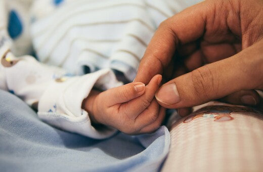 Η Μελόνι δίνει ιταλική υπηκοότητα σε βαριά άρρωστο μωρό για να «μην πεθάνει»