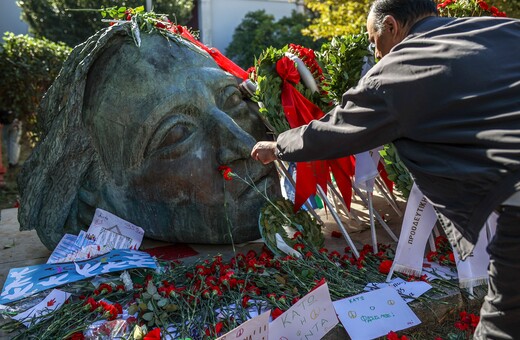 Πολυτεχνείο: Πλήθος κόσμου με λουλούδια για την επέτειο 