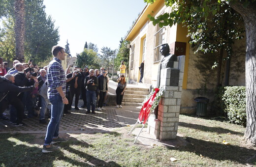 Στέφανος Κασσελάκης: Κατέθεσε στεφάνι στο μνημείο του ΕΑΤ-ΕΣΑ