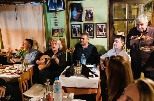 Δεν μπορείς να φανταστείς τι εστί Δόμνα, αν δεν ζήσεις μια βραδιά στην Άνω Πόλη