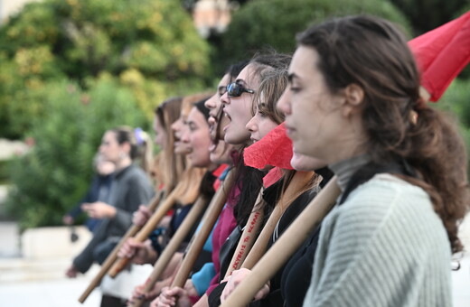 Μεγάλη πορεία στο κέντρο της Αθήνας για την Παγκόσμια Ημέρα για την εξάλειψη της βίας κατά των γυναικών