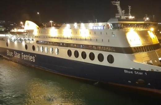 Στο λιμάνι της Νάξου προσέκρουσε το Blue Star 1