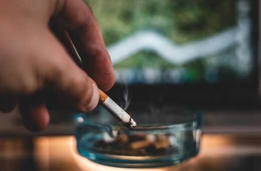 Νέα Ζηλανδία: Καταργεί το νόμο για απαγόρευση του καπνίσματος για φορολογικούς λόγους 