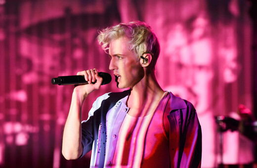 CHECK Η ανέμελη queer ποπ του Troye Sivan 