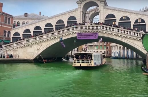 Βενετία: Ακτιβιστές έβαψαν πράσινη τη λιμνοθάλασσα της – Οι κατηγορίες που αντιμετωπίζουν