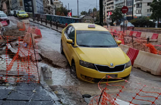 Λεωφόρος Αλεξάνδρας: Υποχώρησε ο δρόμος, βούλιαξε ταξί